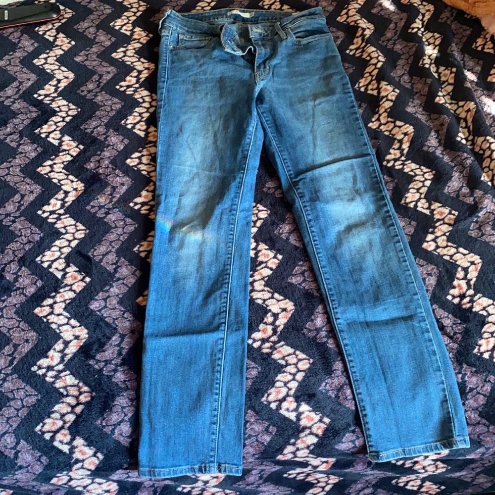 A Levi’s women’s size 28 pair of jeans